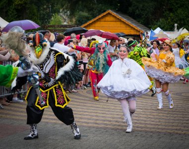 Barwny korowód z okazji TKB przeszedł przez Wisłę